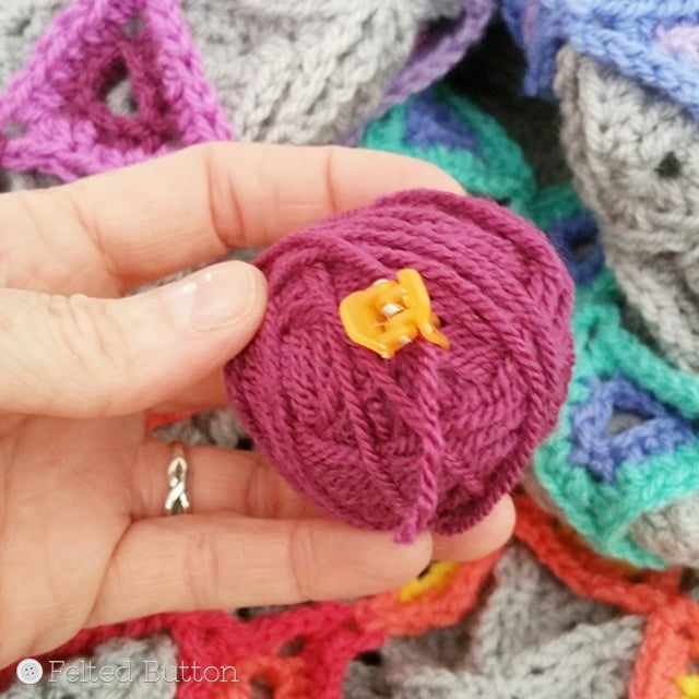 Crochet tip for holding the tail of yarn to the yarn ball with small clip, Susan Carlson of Felted Button | Colorful Crochet Patterns